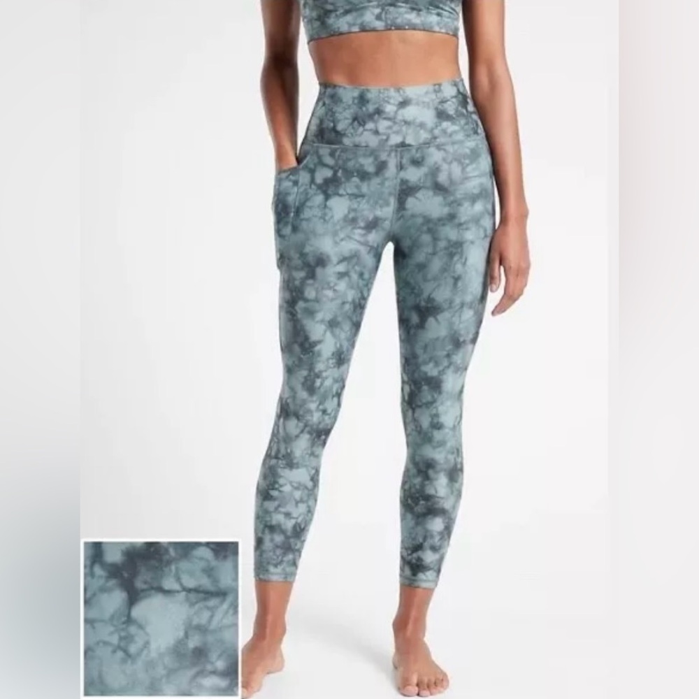 Athleta Salutation Stash Pocket II Printed 7/8 Tight